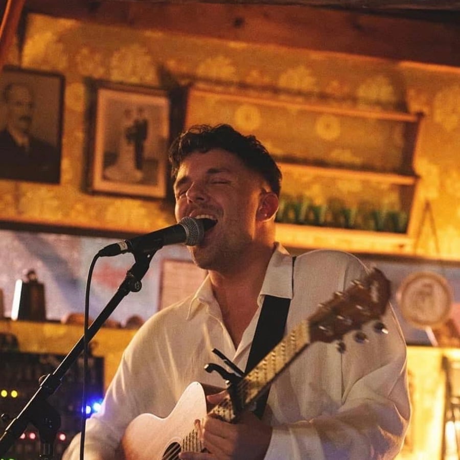 Sturla synger og spiller gitar på en intim scene